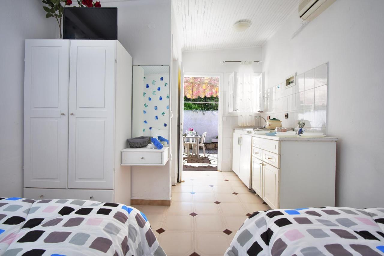 Merlyn Rooms Into The Nature, 100M From The Beach Dafnila Esterno foto